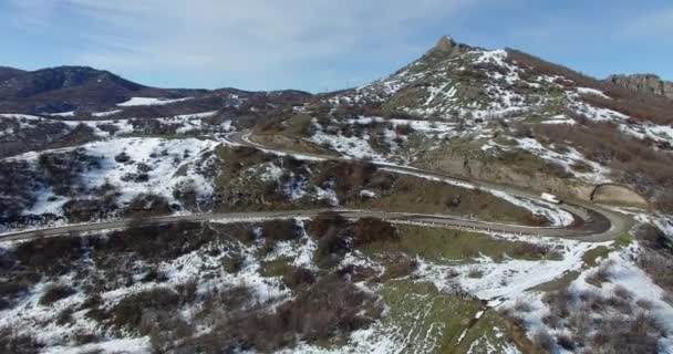 Mobil naik di musim dingin gunung serpentine — Stok Video