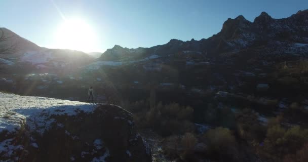 Beautiful view of a woman on the edge of a cliff — Stock Video