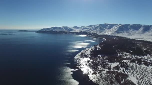 Landschap van besneeuwde lake Sevan op de achtergrond in Armenië — Stockvideo