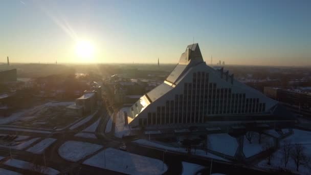 Biblioteca Nacional a orillas del río Daugava en Riga en invierno — Vídeos de Stock