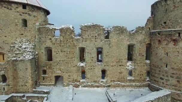 ツェーシスの町で美しい城の遺跡は中世、ラトビア、リヴォニア騎士団のレジデンス — ストック動画