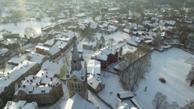 Bir kar yağışı sırasında Avrupa şehrin havadan görünümü