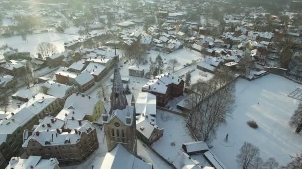 Luftaufnahme einer europäischen Stadt bei Schneefall — Stockvideo