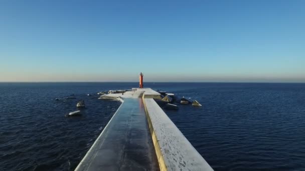 Vista aérea del faro en invierno — Vídeo de stock