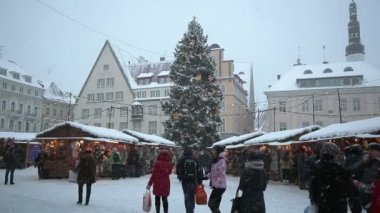 Riga, Letonya - 3 Ocak 2016: Noel pazarı Dome Meydanı Old Riga'nda yoğun kar yağışı sırasında