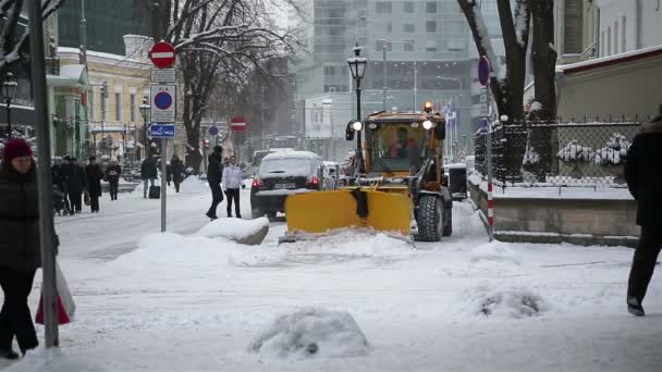 在大雪中工作在街道上的塔林的塔林，爱沙尼亚-2016 年 1 月 5 日: 除雪设备 — 图库视频影像