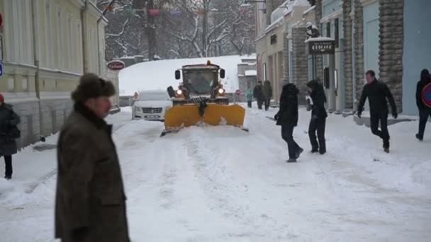 Tallin, Estland - 5 januari 2016: Sneeuw verwijdering apparatuur werken op straten van Tallinn tijdens zware sneeuwval — Stockvideo
