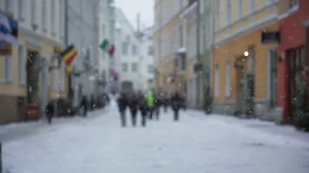 与塔在老爱沙尼亚塔林在冬天下大雪，爱沙尼亚塔林-2016 年 1 月 5 日: A 街 — 图库视频影像