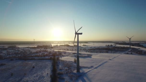 Turbinas eólicas en agua congelada, parque offshore de energía — Vídeo de stock