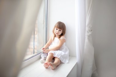 Cam kenarında oturan çok güzel kız