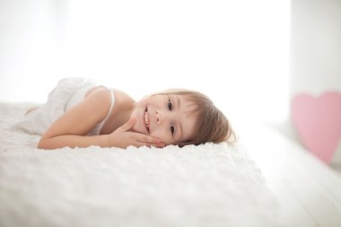 küçük kız yatakta