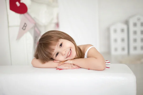 Menina na cama — Fotografia de Stock