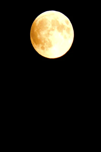 Luna llena en el cielo oscuro total Imágenes de stock libres de derechos