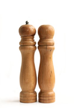 Tuz ve biber karıştırıcılar beyaz arkaplanda izole edilmiş.