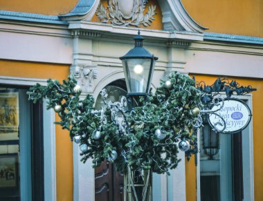 Noel süsleri. Noel zamanı şehir. Şehirde kış feneri var. Madalyalı şehir Gdask. Noel mücevherleri. Dekoratif dallar. Ampullü fener..