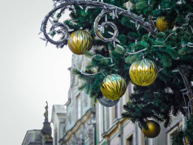 Noel ağacında Noel baloları. Dal üzerinde Noel topları. Şehirde Noel süslemeleri. Şehirde ladin var..