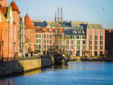 Şehirdeki eski gemi. Gdask 'taki Motawa Nehri. Siyah İnci gemisi. Yelkenli gemi limana yanaştı. Siyah korsan gemisi.
