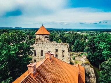 Ortaçağ kalesi. Taş kale. Gözetleme kulesi. Letonya 'daki Kale.