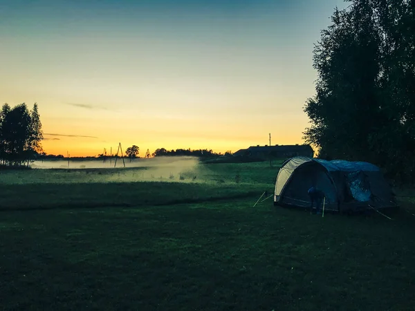 Schöner Sonnenuntergang Auf Dem Campingplatz Zelt Bei Sonnenaufgang Abendnebel Dunkle — Stockfoto