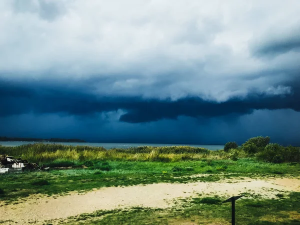 Coming Storm Dark Clouds Meadow Heavy Rain Storm Coast — Stock Photo, Image