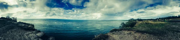 海のパノラマ エストニアの海の湾 青い水の中で波 岩の海岸 — ストック写真