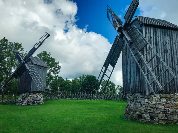 萨雷马风车村爱沙尼亚的老式木制风车 黑暗的风车科尼亚 图利库德镇爱沙尼亚的旅游景点 — 图库照片