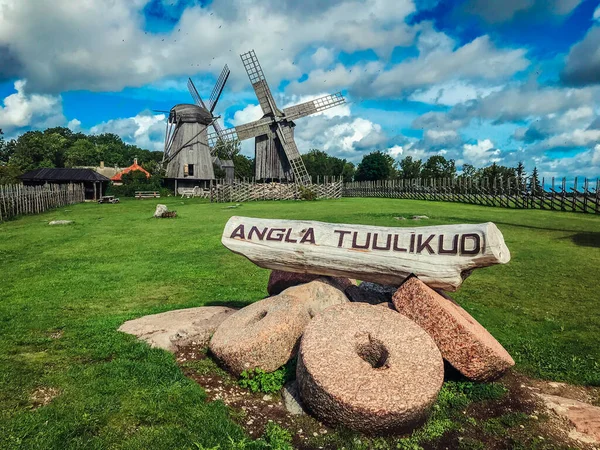 Sarema Väderkvarnsby Gamla Träväderkvarnar Estland Mörka Väderkvarnar Staden Angla Tuulikud — Stockfoto