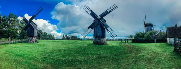 Sarema Väderkvarnsby Gamla Träväderkvarnar Estland Mörka Väderkvarnar Staden Angla Tuulikud — Stockfoto