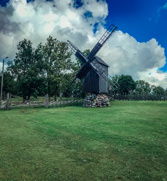 Villaggio Mulino Vento Sarema Vecchi Mulini Vento Legno Estonia Mulini — Foto Stock