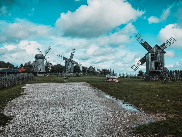 萨雷马风车村爱沙尼亚的老式木制风车 黑暗的风车科尼亚 图利库德镇爱沙尼亚的旅游景点 — 图库照片