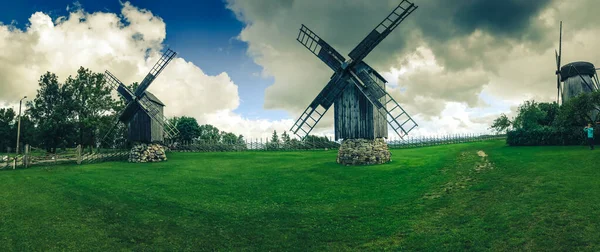 Χωριό Ανεμόμυλων Σάρεμα Παλιοί Ξύλινοι Ανεμόμυλοι Στην Εσθονία Πανόραμα Ενός — Φωτογραφία Αρχείου