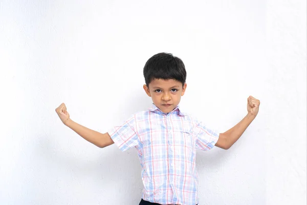 Niño Demostrando Que Fuerte Saludable — Foto de Stock