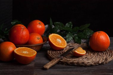 Geleneksel bir masada bıçaklı ve esparto minderli portakal dolu bir hayat..