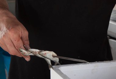 Sardalya tüküren bir adamın ellerini ateşte kızartırken görmek.