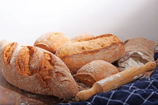 Έννοια Των Διαφόρων Τύπων Ψωμιού Ένα Φακελάκι Αλεύρι Λευκό Φόντο — Φωτογραφία Αρχείου