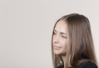 düşünme ve bakmak güzel genç kadın portresi. metnin sol tarafındaki boş alan