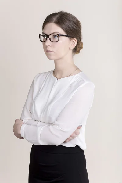 Chère femme d'affaires avec des lunettes en chemise blanche et jupe noire croisé ses bras — Photo