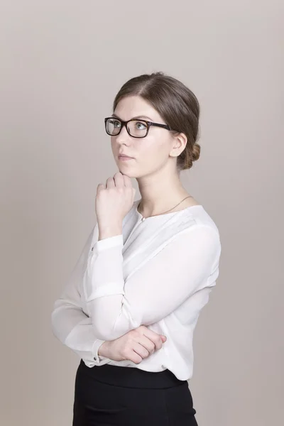 Empresaria pensativa con gafas en camisa blanca y falda negra —  Fotos de Stock
