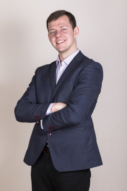 mavi ceket ve gülümseyen içinde genç başarılı profesyonel iş adamları. eller geçti