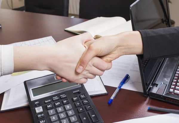 Image de partenaires commerciaux serrant la main sur des objets d'affaires sur le lieu de travail — Photo