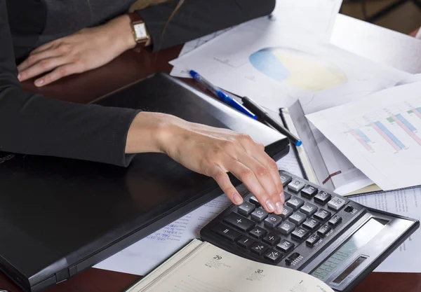 Affärsidé - affärskvinna arbetar med miniräknare i office — Stockfoto