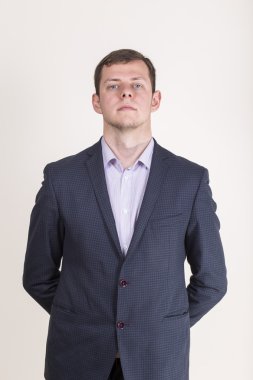 ciddi genç başarılı profesyonel iş adamları mavi ceketli