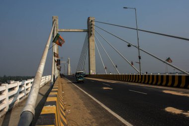 7 Ocak 2021. Namkhana, Batı Bengal, Hindistan. Namkhana 'da yeni yapılmış bir köprü, Matla Nehri üzerinde Batı Bengal ve bazı BJP bayrakları asılı..