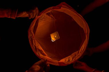 Seçici bir odak ile Diwali gecesinde uçmaya hazır bir balon.