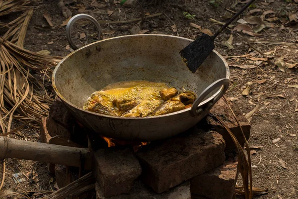Büyük bir kadai 'de tavuk pişirmek. Seçici odak.