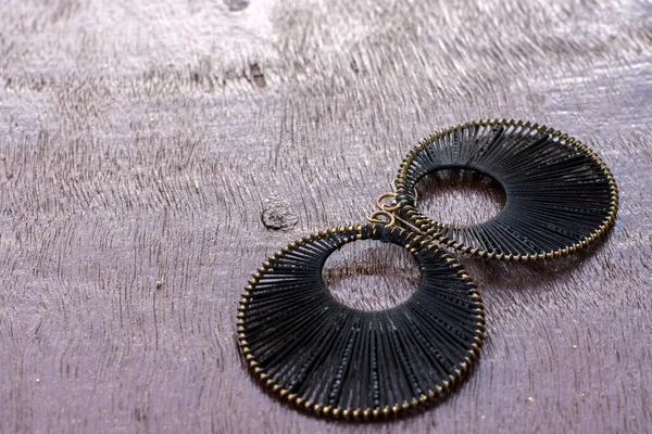 Μαύρο Σκουλαρίκι Όμορφο Σχέδιο Ξύλινη Επιφάνεια — Φωτογραφία Αρχείου