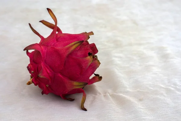 Beyaz arka planda güzel kırmızı ejderha meyvesi ve metin için boşluk