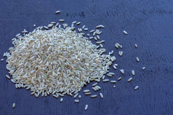 Arroz Integral Orgánico Sobre Una Superficie Madera — Foto de Stock