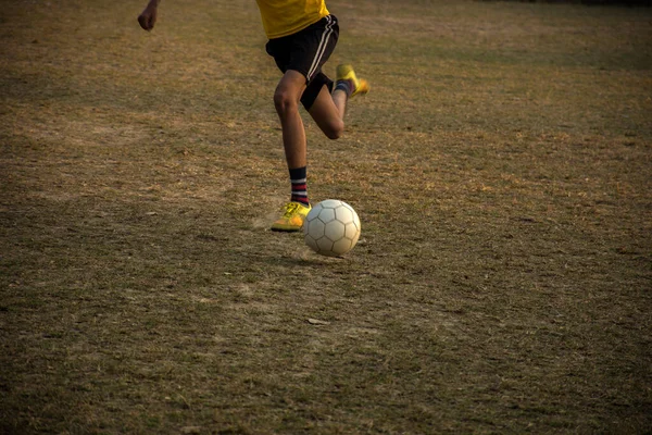 Jeune Garçon Jouant Football Sur Terrain Jeu Soir — Photo