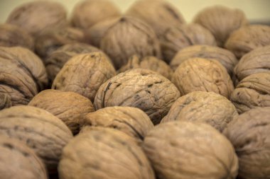 organik cevizler ahşap yüzey üzerine seçici odaklanma